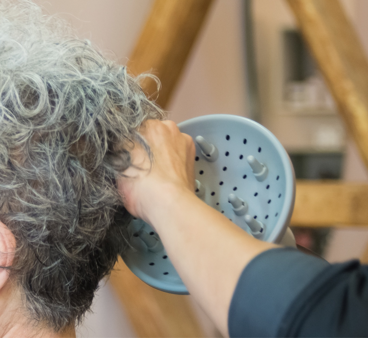 How to Diffuse Wavy Hair (and the 3 Best Diffusers for Wavy Hair)